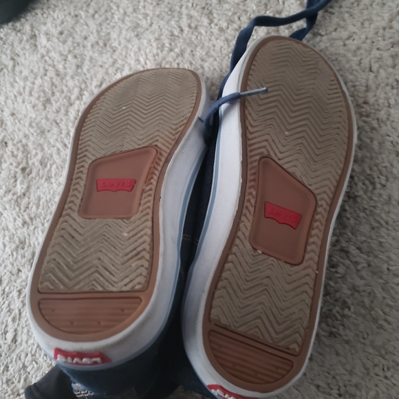 Free with purchase! Levi sneakers - Picture 2 of 2